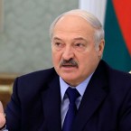 Лукашенко похвалил белорусов, переставших носить защитные маски "где попало"