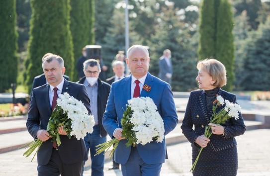 {Президент, спикер и премьер возложили цветы на Мемориале} Молдавские Ведомости