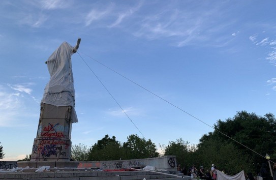 {В Чикаго пострадали полицейские, защищавшие памятник Колумбу} Молдавские Ведомости