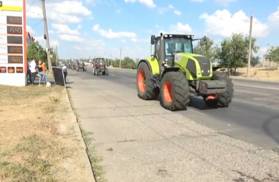 {Сельхозпроизводители убирают технику с улиц, но говорят, что не сдаются} Молдавские Ведомости