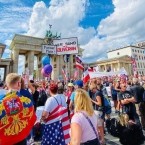 Протестующие в Берлине скандировали "Путин!"