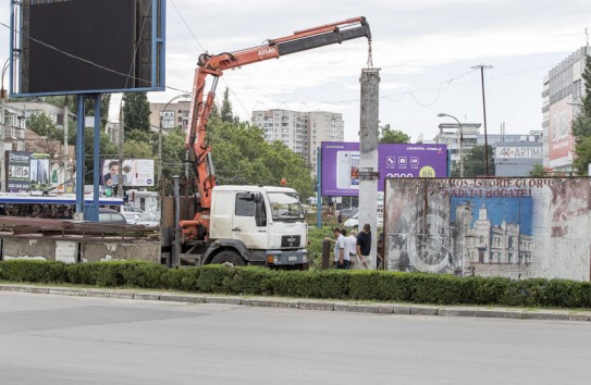 {"Срезается все - киоски, рекламные панно, деревья, уничтожается частная собственность"} Молдавские Ведомости