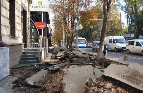 {Новая городская уличная мебель на улицах Пушкина и Бэнулеску-Бодони} Молдавские Ведомости