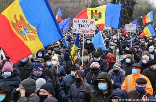 {Акция протеста на ПВНС: «власть на мусор», досрочные выборы, объединение с Румынией} Молдавские Ведомости