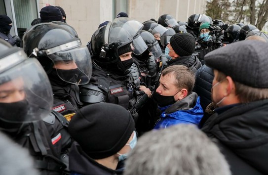 {Фермеры перекрыли движение и попытались прорваться к парламенту} Молдавские Ведомости