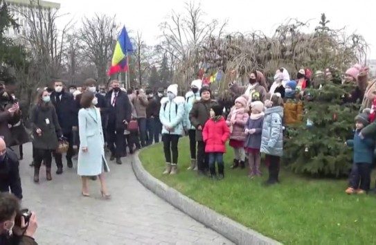 {Санду начала консультации с фракциями, провела встречи с главами СИБ и прокуратуры } Молдавские Ведомости