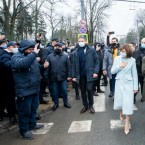 «Добрые люди» из администрации Санду, разъезжая на "Porsche" и имея вклады в десятки тысяч евро, клянчили по 100 лей у врачей, учителей, пенсионеров