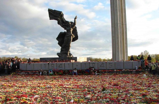 {Власти Риги не будут ограничивать возложение цветов к памятнику советским воинам 9 мая} Молдавские Ведомости