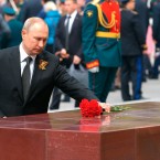 Путин поздравил лидеров и граждан стран СНГ с 76-летием Победы