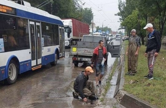 {Идет откачка воды и фрезеровка асфальта} Молдавские Ведомости