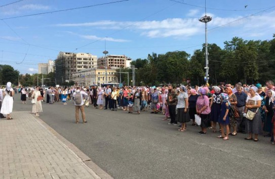 {Священники возглавили протест против вакцинации от COVID-19 в Кишиневе} Молдавские Ведомости