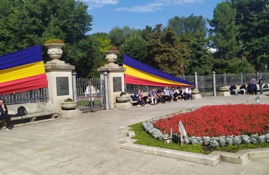 {Депутатам первого парламента вручили почетные дипломы} Молдавские Ведомости