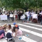 Родители и дети протестовали перед зданием правительства