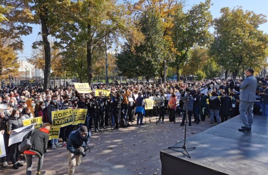 {Перед зданием парламента проходит протест: «Скажем "Нет" диктатуре»} Молдавские Ведомости