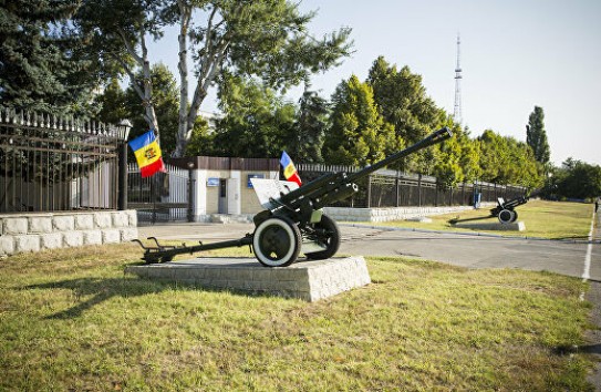 {Во дворе минобороны строят деревянную церковь} Молдавские Ведомости