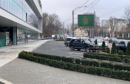 {Киронда: Застройщик незаконно превратил тротуар в парковку} Молдавские Ведомости