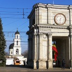 Часы на Триумфальной арке в столице отремонтируют