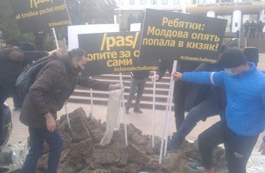 {Кизяк-челендж. В центре Кишинева прошел протест против повышения тарифов на газ и отопление} Молдавские Ведомости