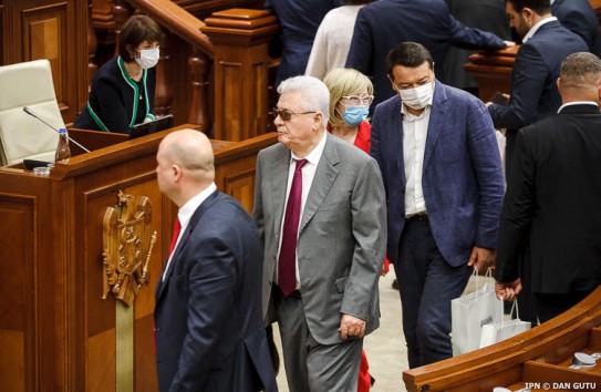 {Оппозиция покинула парламент} Молдавские Ведомости