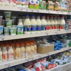 Два крупнейших производителя повысили цены на молочную продукцию