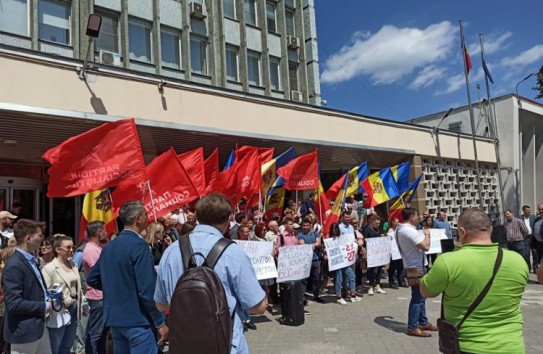 {Социалисты провели акцию протеста у нацбанка, требуя отставки Армашу} Молдавские Ведомости