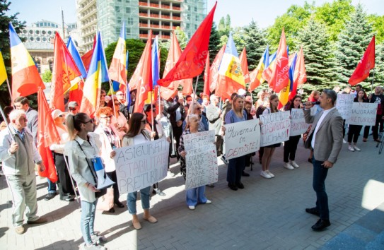 {Социалисты протестуют у здания минсельхоза} Молдавские Ведомости