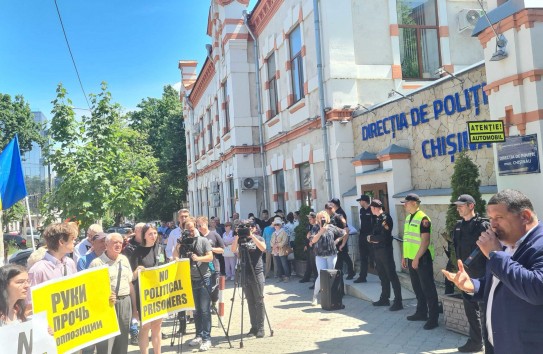 {Социалисты протестуют против "желтой хунты"} Молдавские Ведомости