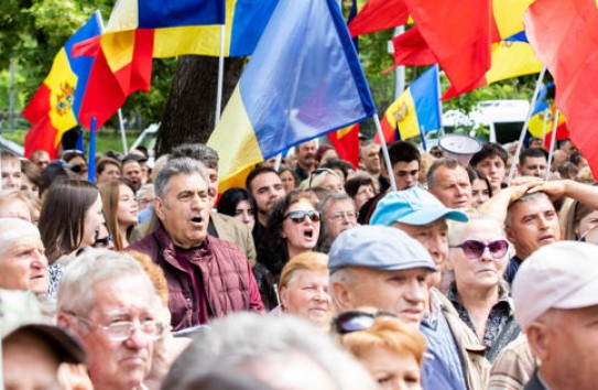 {В Кишиневе у здания парламента проходит протест против действующей власти} Молдавские Ведомости