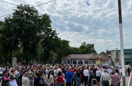 {Жители Сорок, Единец, Фалешт, Сынжерей требуют отставки президента и правительства} Молдавские Ведомости