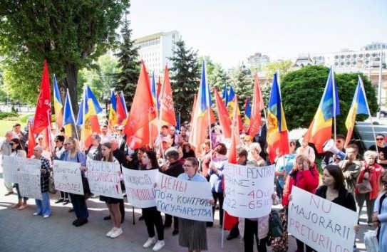 {Коммунисты и партия "Шор" пришли к парламенту с керосиновыми лампами и свечами} Молдавские Ведомости