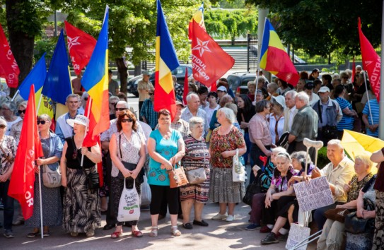 {Социалисты протестуют перед зданием парламента} Молдавские Ведомости