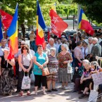 Социалисты протестуют перед зданием парламента