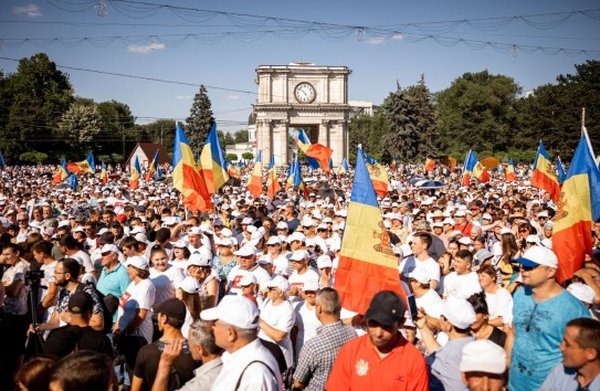 {"Новая жизнь": тысячи людей протестовали на ПВНС, требуя отставки власти} Молдавские Ведомости