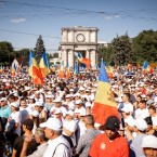 "Новая жизнь": тысячи людей протестовали на ПВНС, требуя отставки власти