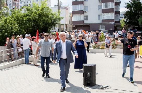 {Рассматривается ходатайство об аресте Додона, у здания суда - митинг} Молдавские Ведомости