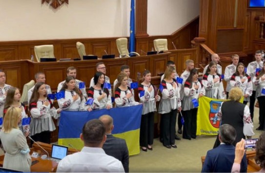 {Весенняя сессия молдавского парламента закончилась исполнением гимна Украины} Молдавские Ведомости