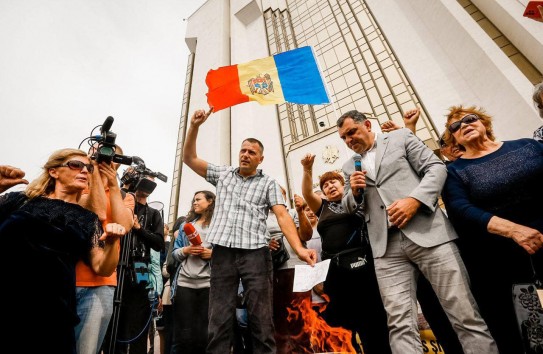 {Полиция ведет себя с протестующими предельно грубо } Молдавские Ведомости