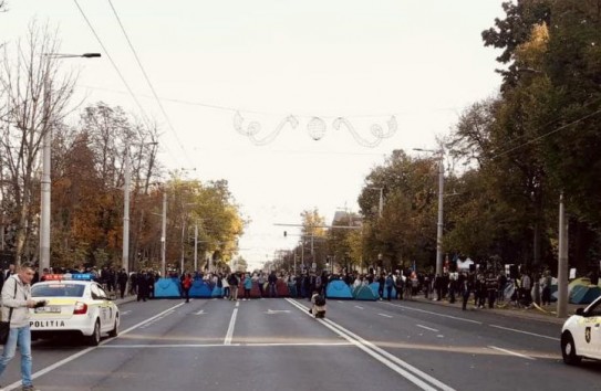 {Бульвар Штефан чел Маре остается заблокированным палатками протестующих} Молдавские Ведомости