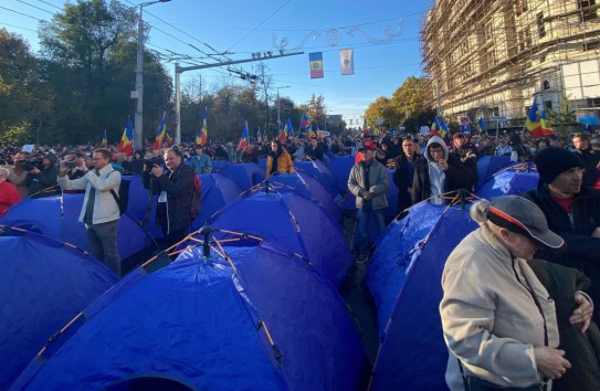 {В центре Кишинёва снова установили палатки: протест продолжится через неделю} Молдавские Ведомости