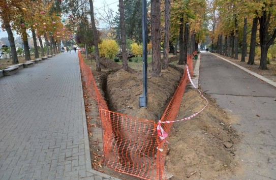 {Начался ремонт сквера у кафедрального собора} Молдавские Ведомости