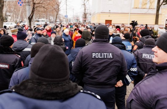 {Семеро задержанных на протестах доставлены в суд} Молдавские Ведомости