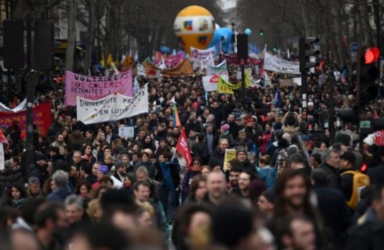 {Французы против выхода на пенсию в 72 года, власти – против акций протестов} Молдавские Ведомости