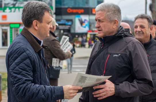 {Речан раздавал партийные газеты PAS на Чеканах} Молдавские Ведомости