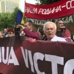 Сторонники социалистов и коммунистов протестовали перед парламентом против отмены Дня Победы