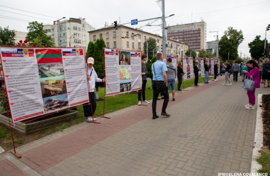 {Демонстрация партии "Возрождение" у посольства России} Молдавские Ведомости