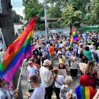 Окруженные полицией члены ЛГБТ-сообщества Молдовы вышли на марш 