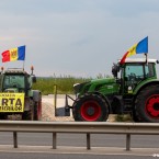 Фермеры, протестующие в центре Кишинева на тракторах, требуют от правительства субсидий