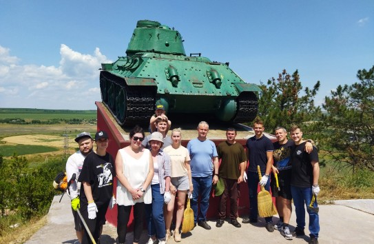 {Дипломаты посольства России приняли участие в благоустройстве мемориала советским воинам} Молдавские Ведомости