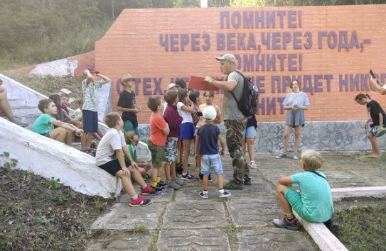 {Молдавские поисковики побывали с детьми из летнего лагеря на мемориале воинской славы в Хынчештском районе} Молдавские Ведомости