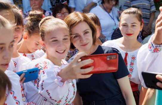 {Мунтяну: Санду и Речан со своими зондеркомандами незаконно занимаются предвыборной агитацией в пользу PAS} Молдавские Ведомости